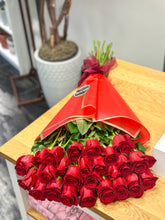 Załaduj obraz do przeglądarki galerii, Two Dozen Long Stem Roses
