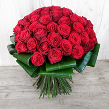 Load image into Gallery viewer, 50 Long Stem Red Roses With Ti Leaves
